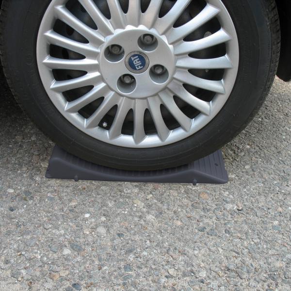 Product image of the product “Unterlegkeil Wheel Saver ”