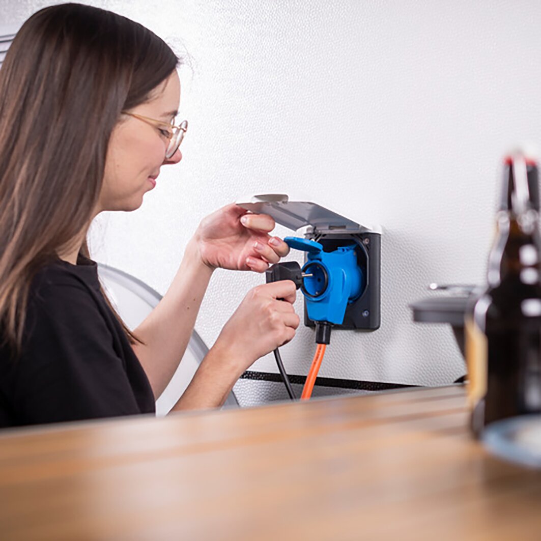 Artikelbild 4 des Artikels “Winkeladapterkabel Schuko -> CEE “