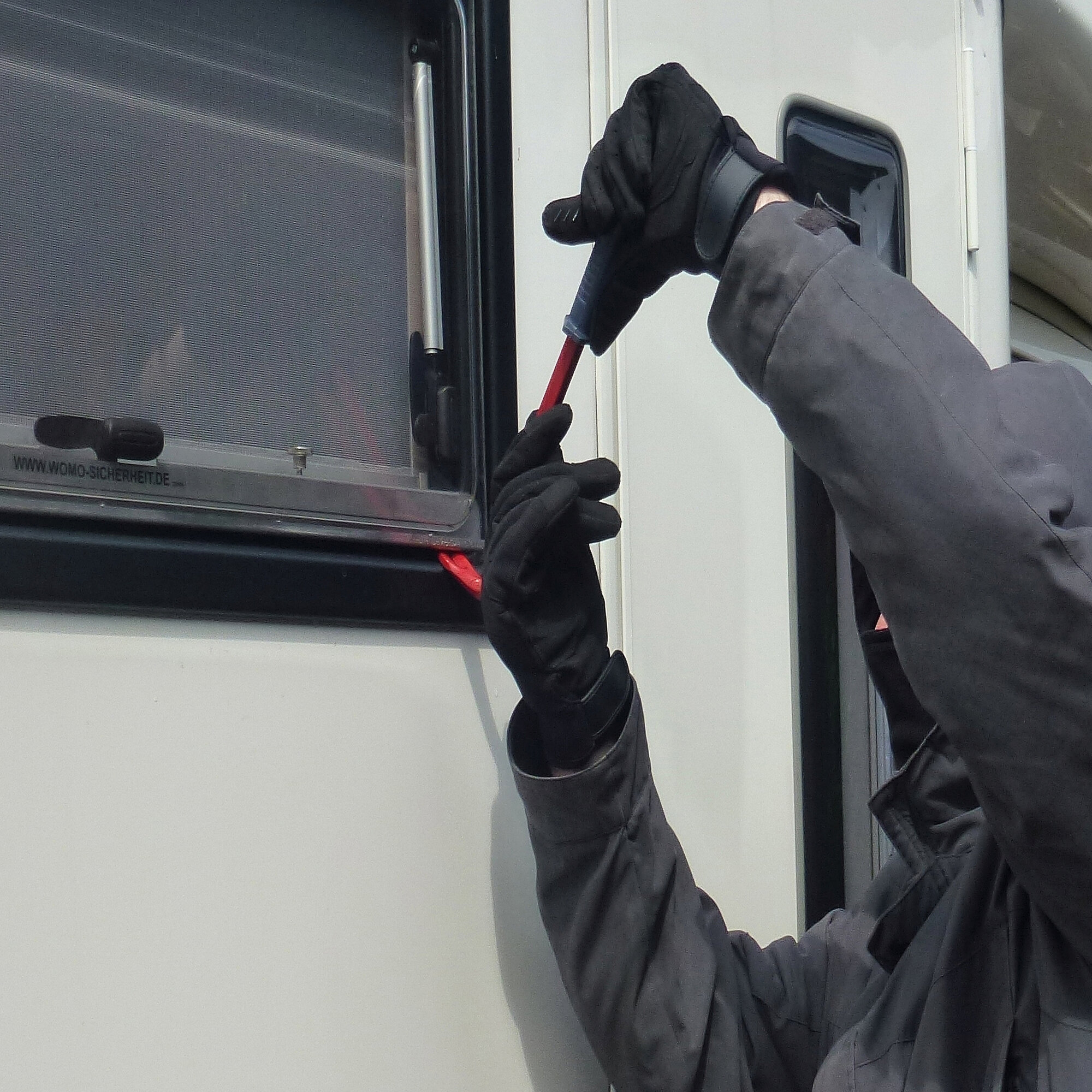 Product image 4 of the product “Sicherheitsprofil für Ausstellfenster S10 Deluxe, 1200 ”